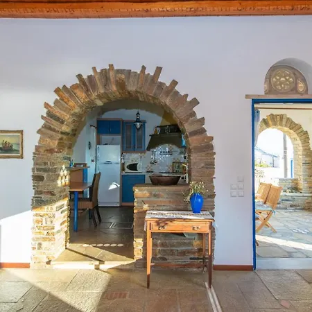 Dom wakacyjny Traditional House By The Sea Istérnia